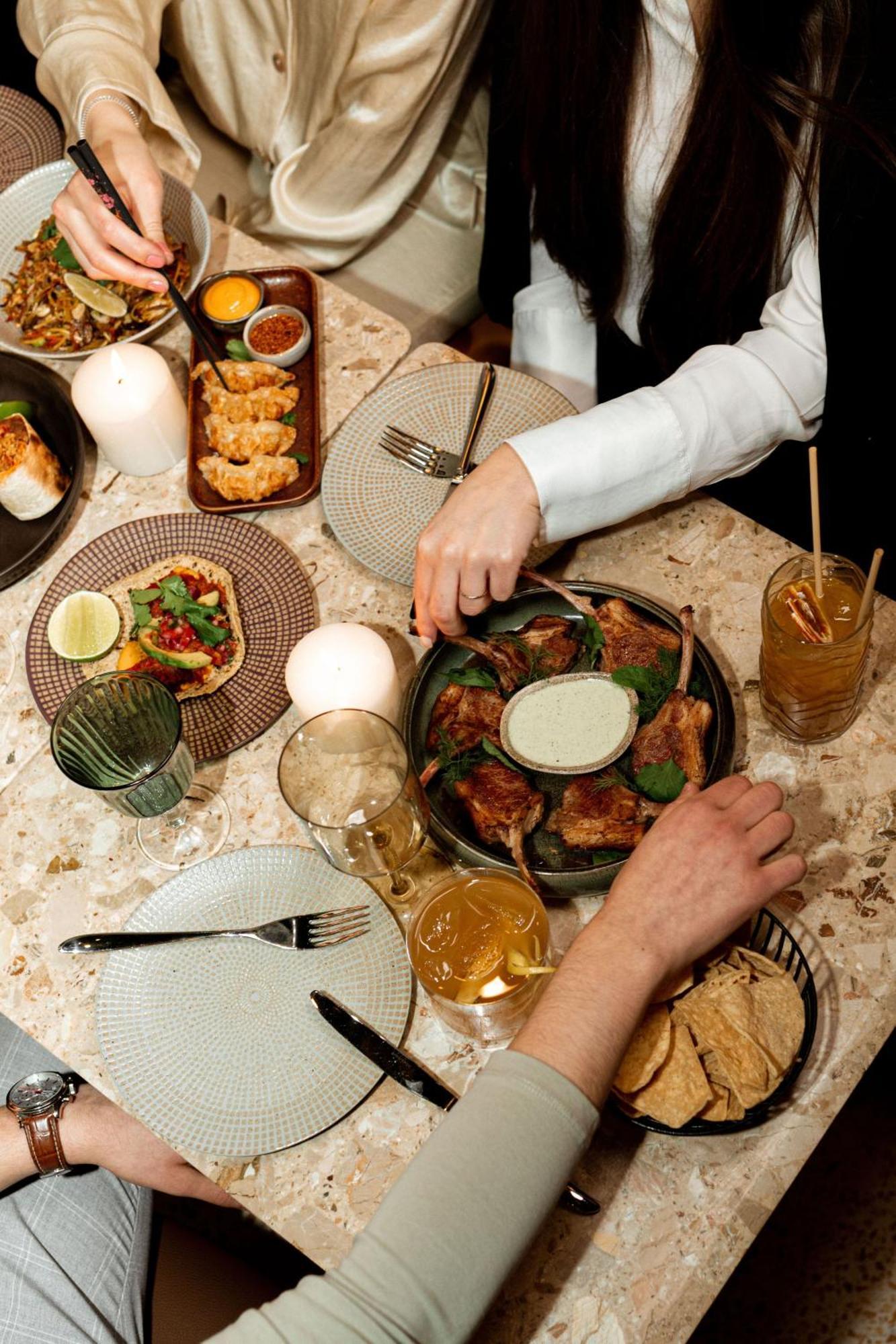 Verno House Budapest, Vignette Collection By Ihg Exteriér fotografie A typical dinner at a restaurant