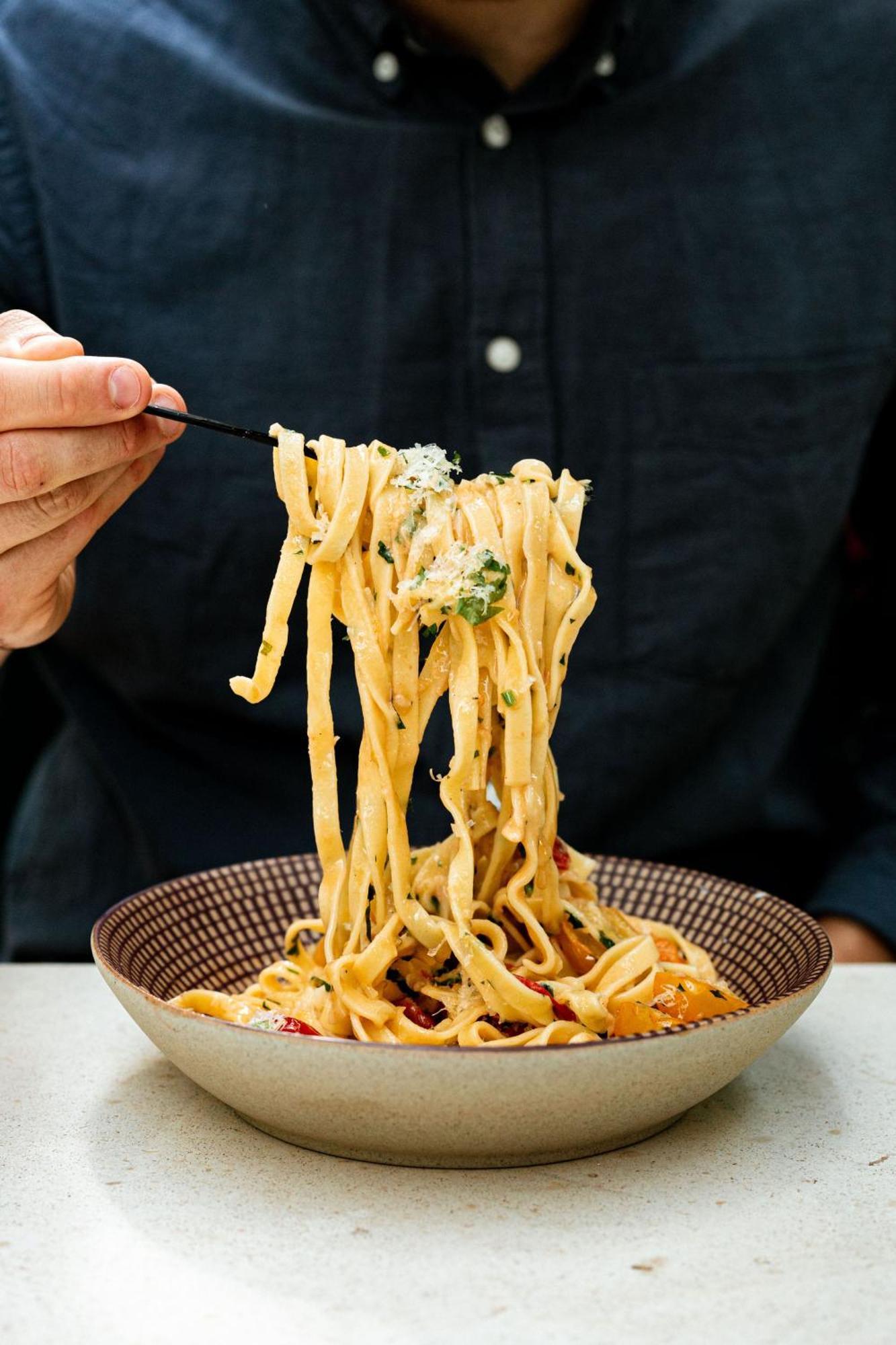 Verno House Budapest, Vignette Collection By Ihg Exteriér fotografie A person eating pasta with chopsticks