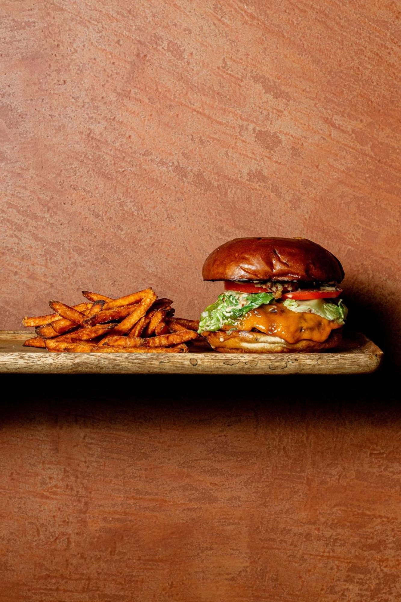 Verno House Budapest, Vignette Collection By Ihg Exteriér fotografie A cheeseburger with fries