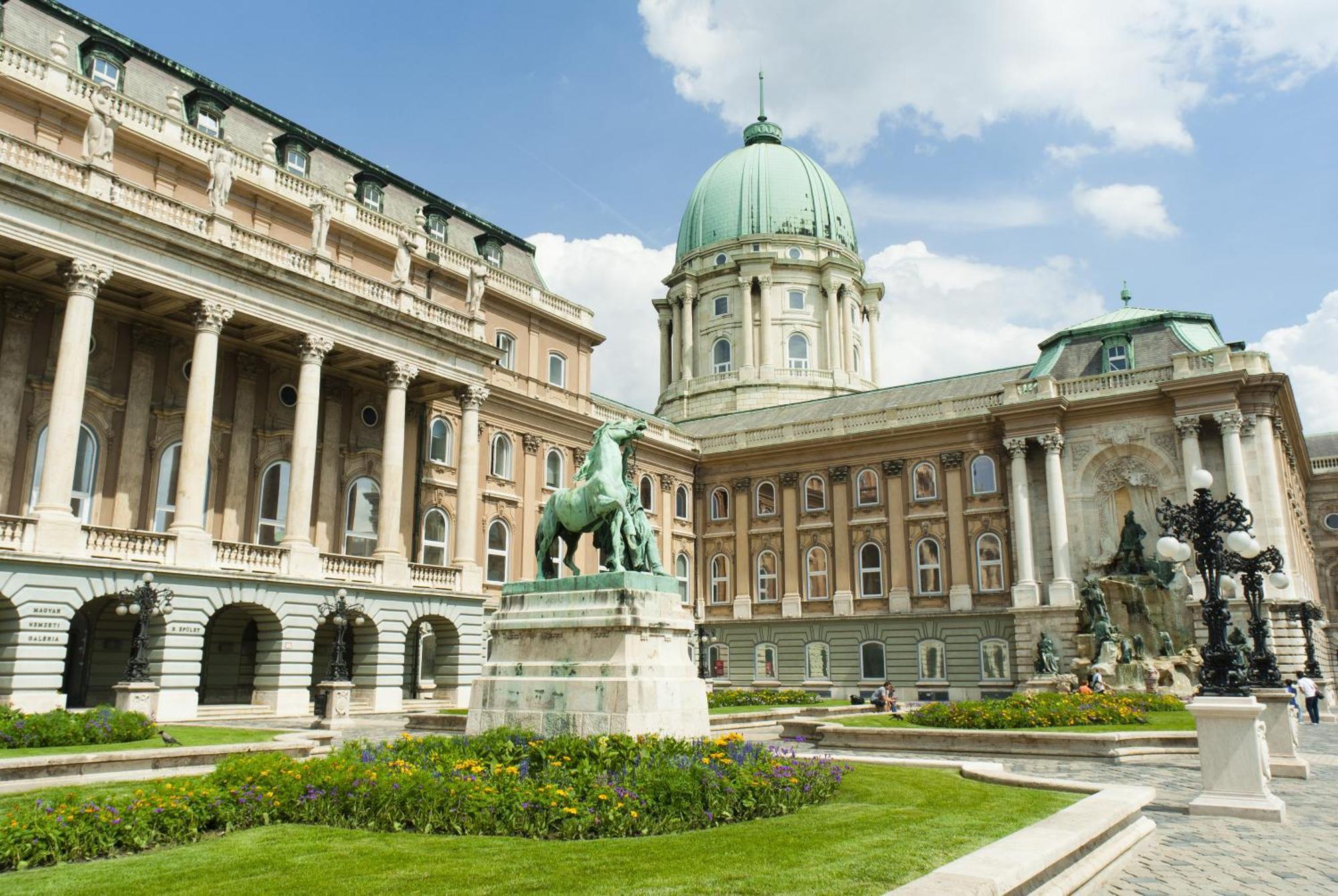 Verno House Budapest, Vignette Collection By Ihg Exteriér fotografie The Royal Naval College, where the school was based from 1956 to 2005